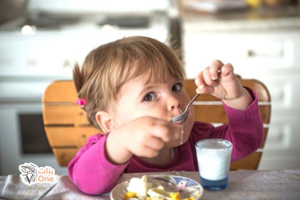اكل الاطفال الرضع في الشهر السادس.. وعلامات استعداد الطفل لتناول الطعام  