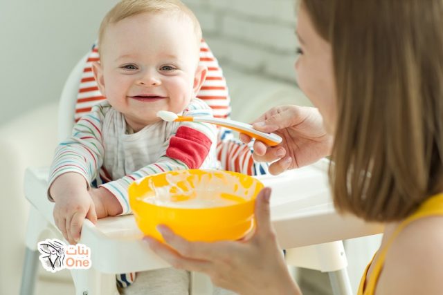 اكل الاطفال الرضع في الشهر السادس.. وعلامات استعداد الطفل لتناول الطعام  