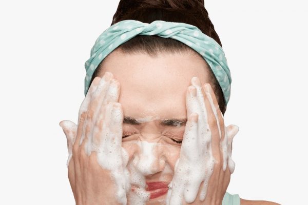 طريقة تنظيف الوجه من الدهون والأوساخ في المنزل  