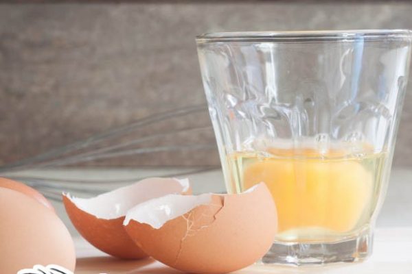فوائد شرب البيض النيء وأضراره المحتملة  