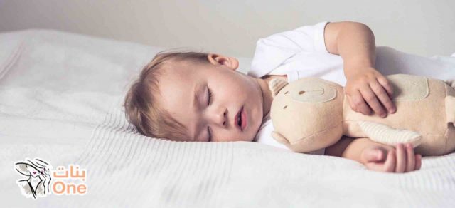 كم عدد ساعات نوم الطفل بعمر السنة  