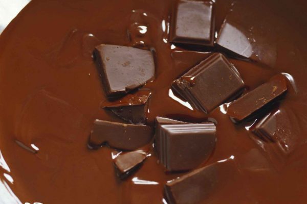 كيف نذيب الشوكولاته دون إحراقها  