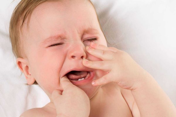 كيفية تخفيف ألم بزوغ الأسنان عند الرضع  