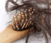 كيفية علاج تساقط الشعر طبيعياً  