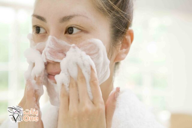 طرق تنظيف الوجه بسهولة في المنزل  